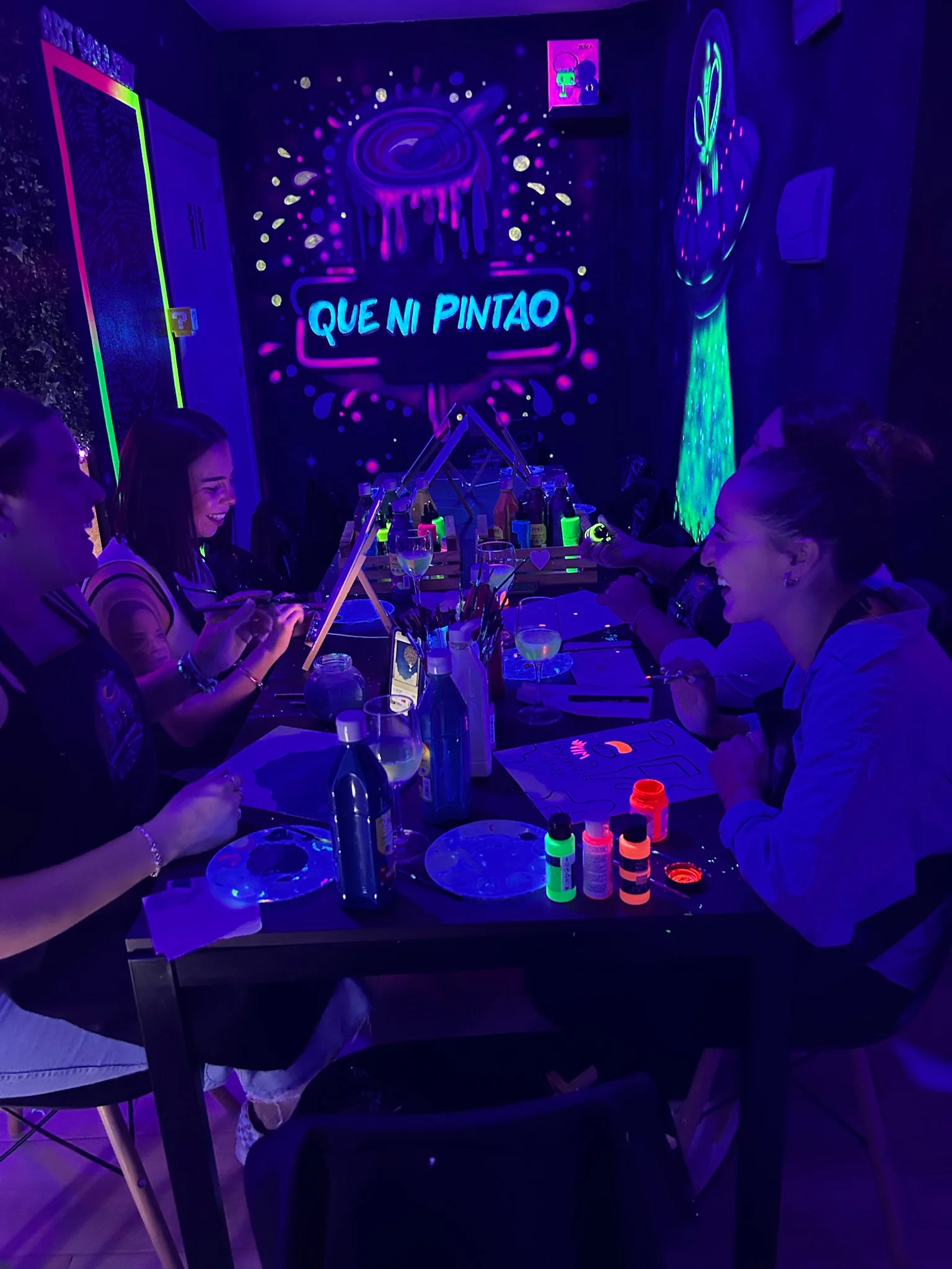 Personas pintando con luz neón en Quenipintao