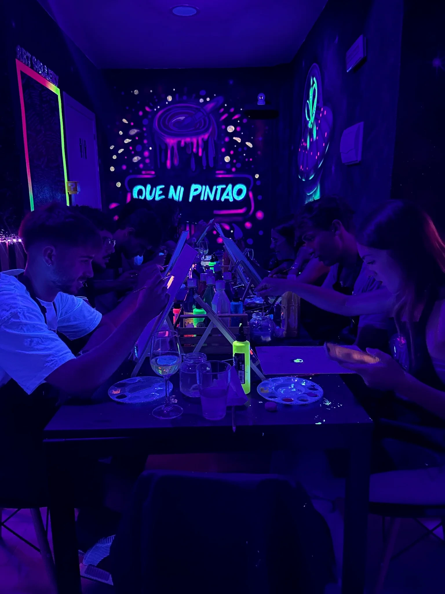 Personas pintando con luz neón en Quenipintao